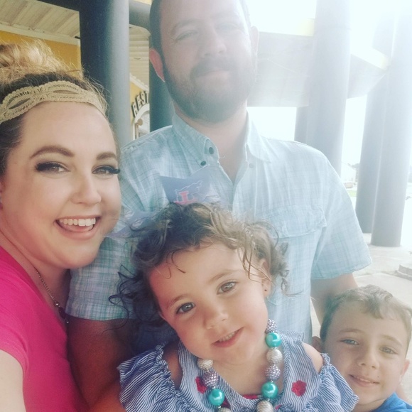 Meet your Posher, Lauren - Picture 3 of 8